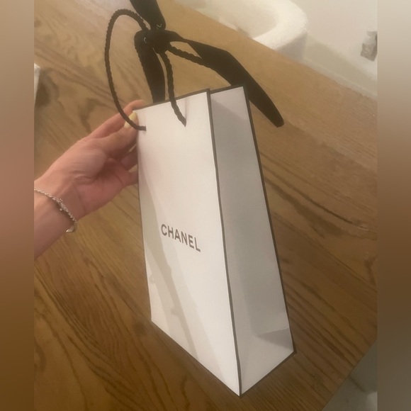 Chanel super cute hard paper shopping bag - Picture 3 of 3